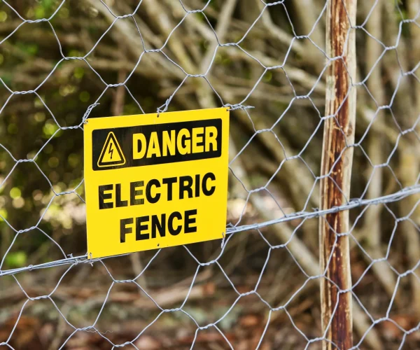 danger-sign-hung-from-the-electric-fence-with-the-2026-03-18-08-01-28-utc